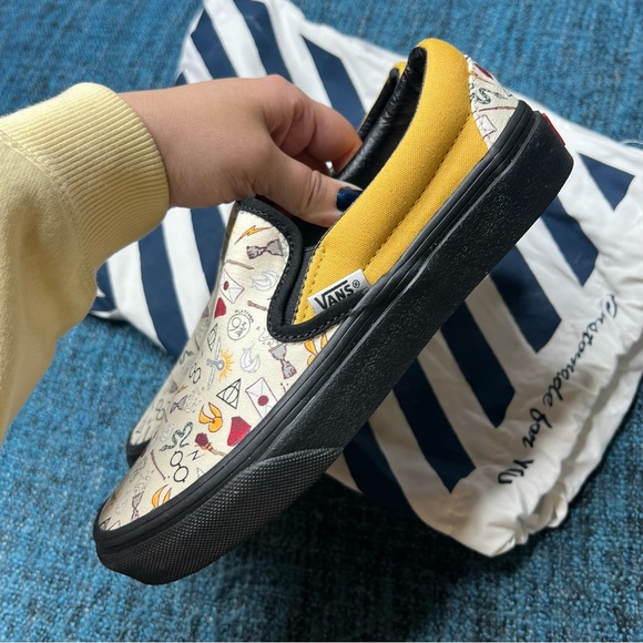 RARE Vans x Harry Potter Custom Slip On Sneakers Limited Edition Hufflepuff - Picture 4 of 10